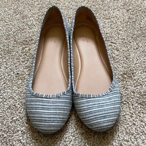 Gray/white Universal Thread Flats - Size 8